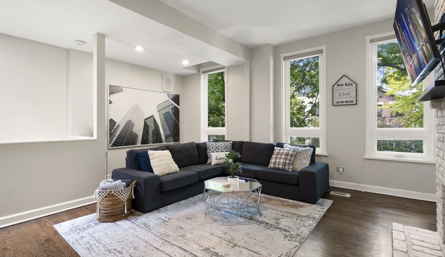 LUXURIOUS LINCOLN PARK Home w/Rooftop +parking