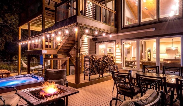 Luxurious Villa with Hot-tub, Fire Pit and Games in Gary, Indiana