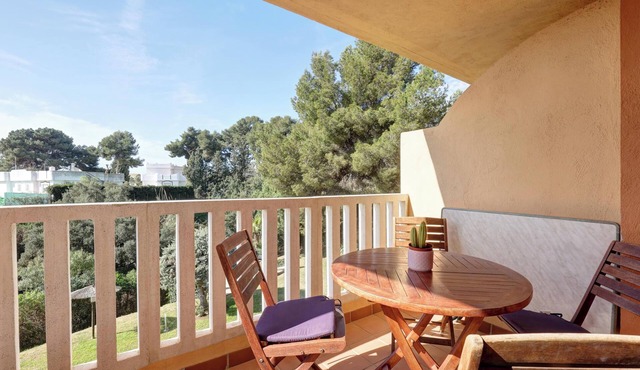 Luxury 2 Bed Apartment with Shared Pools, Terrace & Wi-Fi