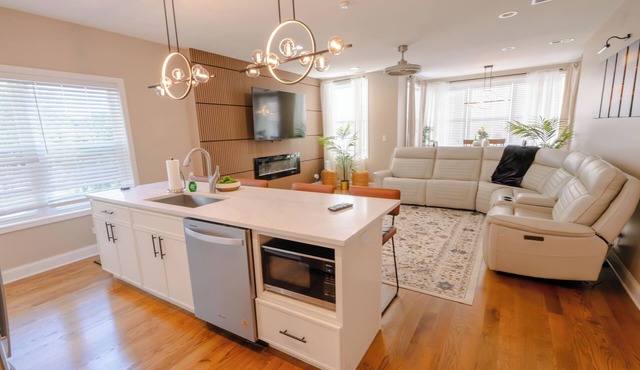 Luxury 3 bedroom in Chicago, minutes from downtown and steps from Lake Michigan