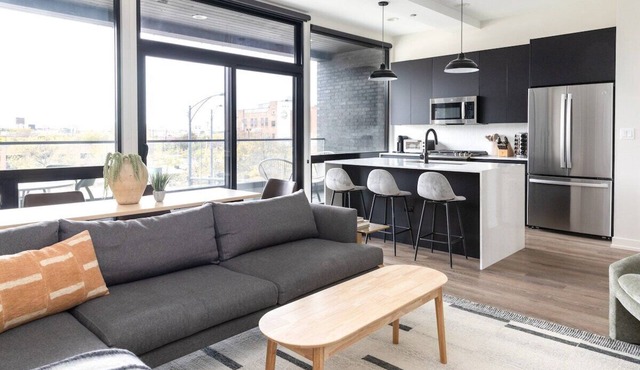 Luxury Apartment with Private Terrace - Lincoln Park