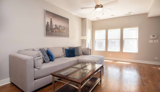 Luxury duplex home in Roscoe Village/Wrigley Field with Free Street Parking