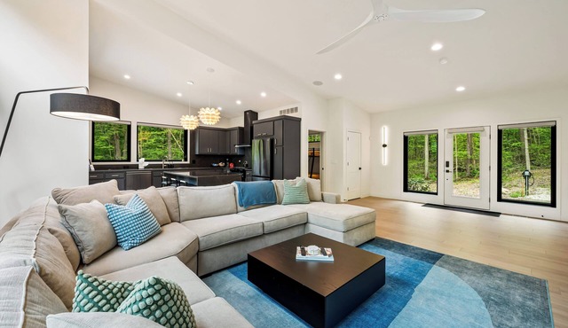 Luxury Home: Hot tub, EV charger, Firepit, 5 min to Morris Estate or Downtown!