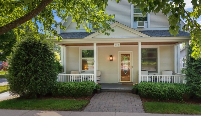 Luxury Home in the Heart of Leelanau Wine Country, BLOCK FROM THE BEACH!