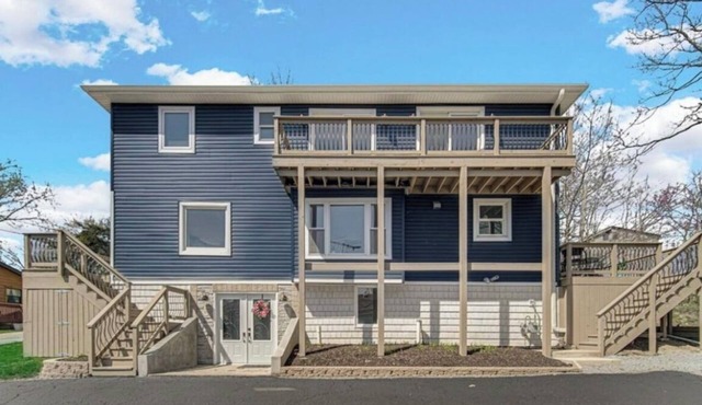 Luxury Lakefront Getaway Sleeps 18 near Chicago Family Friendly