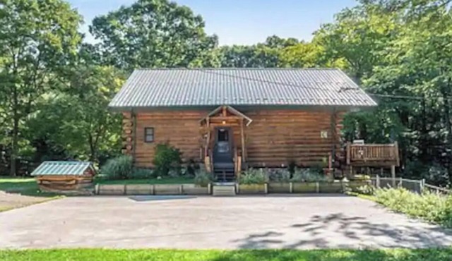 Luxury log cabin w/access to Ford Lake! Sleep 14