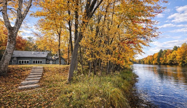 Luxury Riverside Cottage: 2 Kayaks, ATV Trails