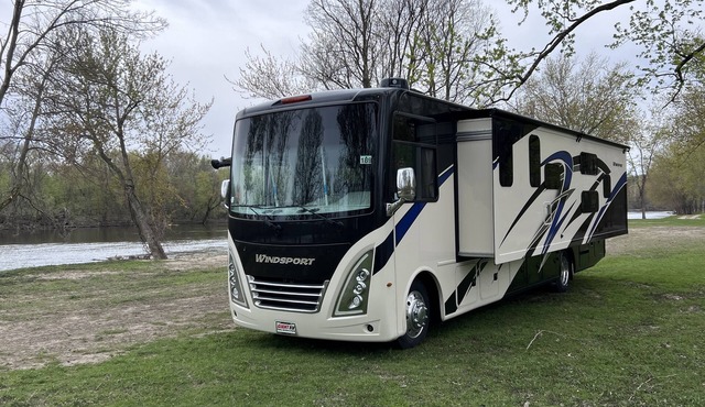 Luxury RV with Bunkbeds Stationed on serene Grand River with private golf course