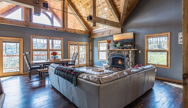 Luxury Timber Home, Breath Taking Views, Fireplace, Hot Tub, Pool Table, WiFi