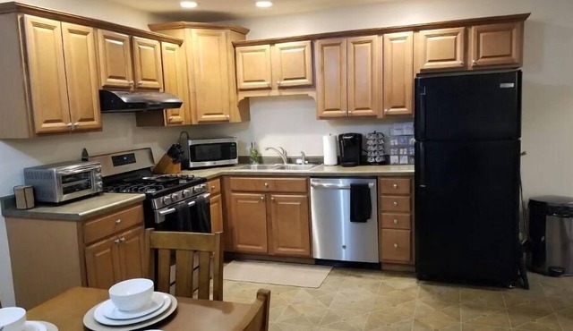 Lyle and Taylor present-Spacious Private Apt