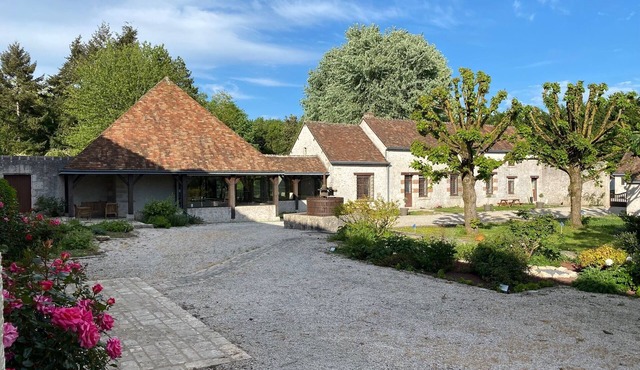 Magnificent 16th-century villa with swimming pool and sauna in a 5-hectare estate.