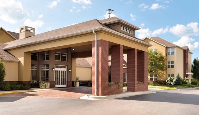 MainStay Suites King Studio w/Parking, Pool & Gym