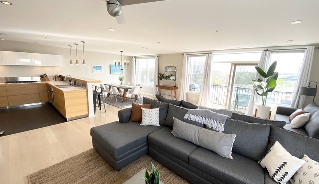 Marina View/Rooftop deck! Walk to Silver Beach/downtown! 2 Restaurants nextdoor