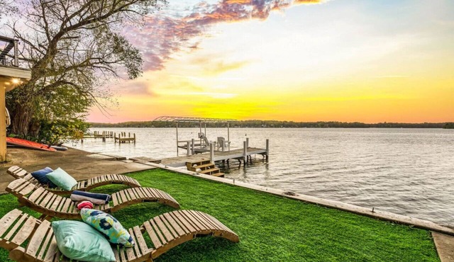 Mariner Harbor: 5BR Lake House, Pontoon Rental, Walk to beach