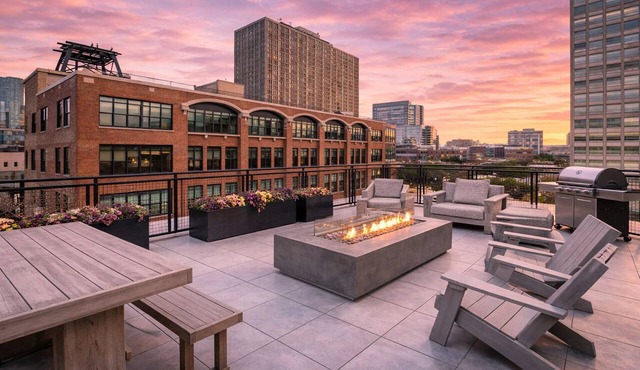 McCormick Place Magnificent 2BR with Patio & Gym Near Grant Park & Soldier Field