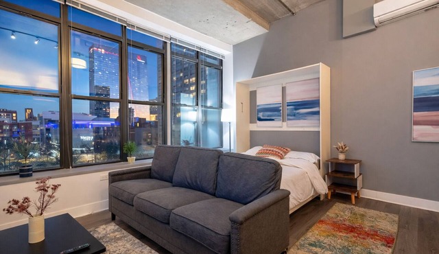 McCormick Place Studio with optional parking for up to 4 guests