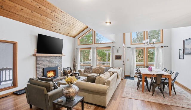 MelDale Riverhouse: Summer Escape on the River| Hot Tub + Firepit Fun