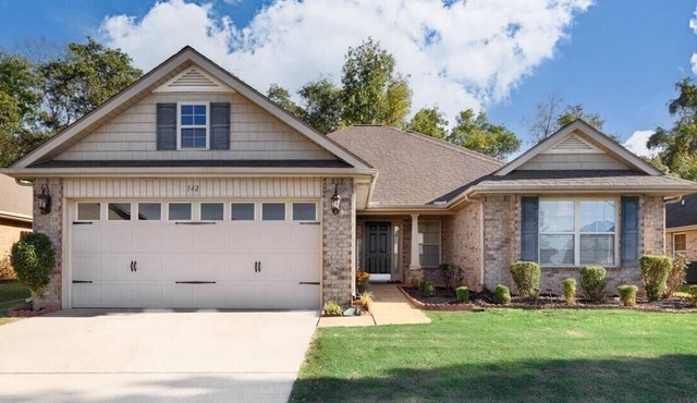 -> Mid-City Oasis: Minutes to EVERYTHING! 4 bedrooms + double washers & dryers