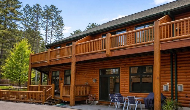 Minocqua Lake Condo B7- 2 Story Rustic Town Home
