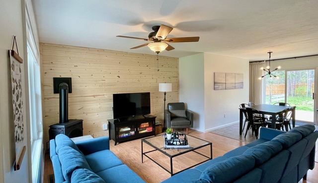 Minutes to Torch Lake | Arcades | AC | Fenced Yard