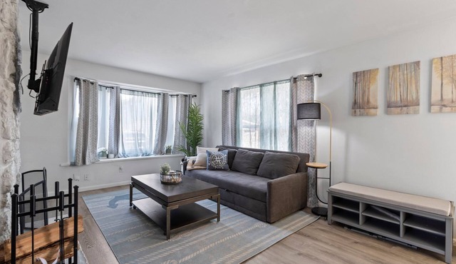 MKE River 3-LVL Townhouse 3BR+1.5BA with Parking for 2 Vehicles
