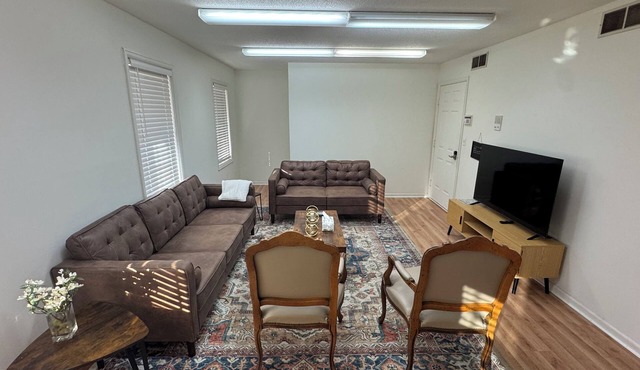 Modern 2BR Suite 202: Toledo & Sylvania Gateway