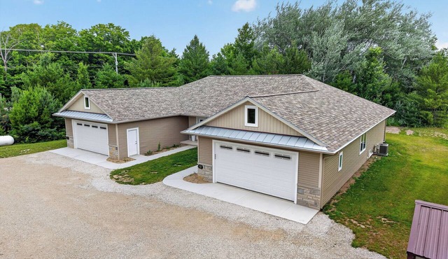 Modern 3-Bed Fish Creek Retreat with AC & Fast Wi-Fi — Perfect Door County Base!