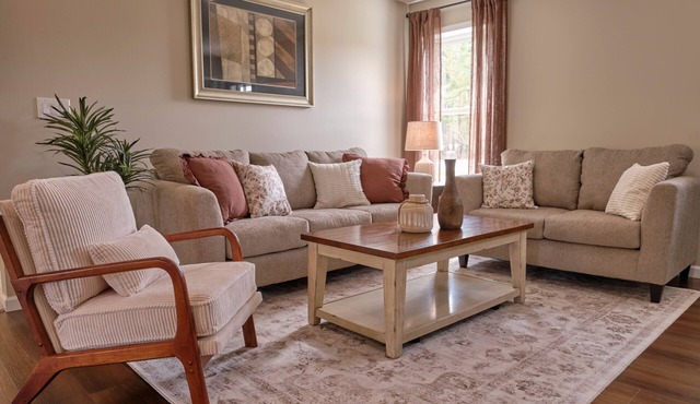 Modern 3 Bedroom Retreat - Sleeps 6 - Minutes to Sanford Beach
