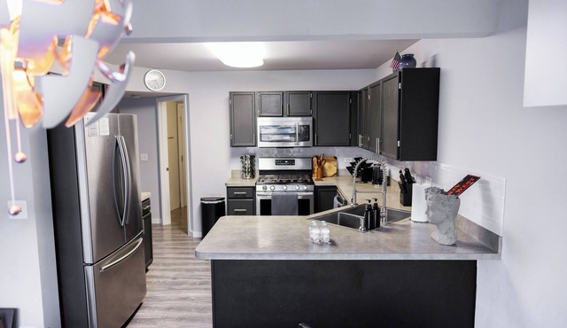Modern 3-Bedroom Townhome with Full Amenities – Your Home Away from Home!