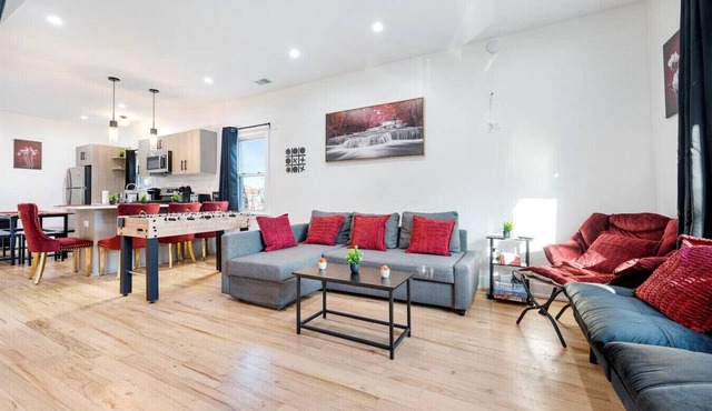 Modern 3 BR Apt - 5 Mins to Downtown Sleeps 10