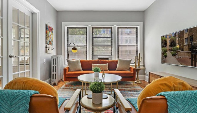 Modern 3BR Apt in Boystown, 12-min walk to Wrigley - Stratford 1S