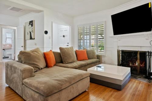 Modern 4bed 3bath home with piano near Universal Studio & Hollywood for 10