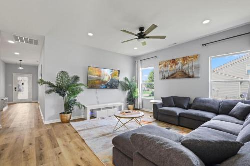 Modern 4BR Home - Kitchen and Soaking Tub - South Indy