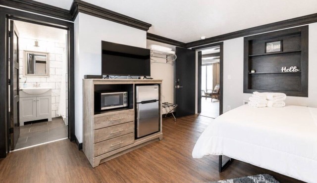 Modern Boutique Queen Studio | Near Downtown Muskegon