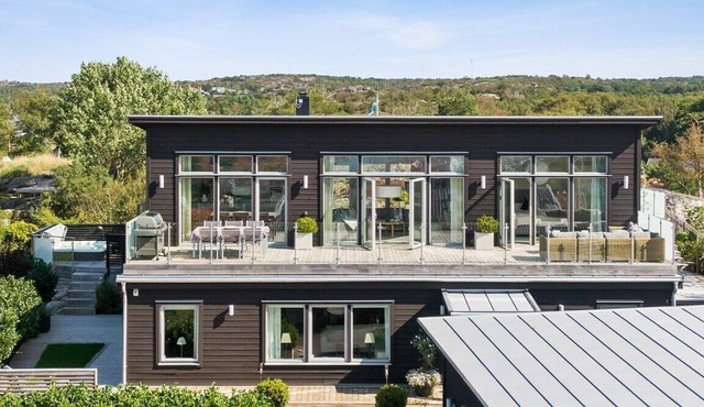 Modern Coastal Villa with Sea View & Jacuzzi, 3-Bedroom Gem in Hjuvik Gothenburg