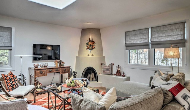Modern Condo w/Santa Fe Charm 1 Mi to Plaza