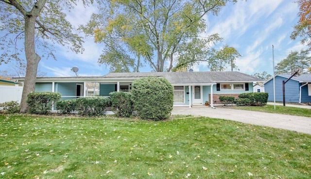 Modern Cozy Home 4 min Drive from Notre Dame