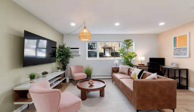 Modern Cozy Unit w/Parking & Workspace