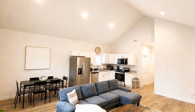 Modern Downtown Indy Home - King Suite + Free Parking + WiFi