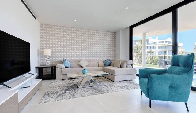 Modern El Higueron West Apt with Private Garden & BBQ