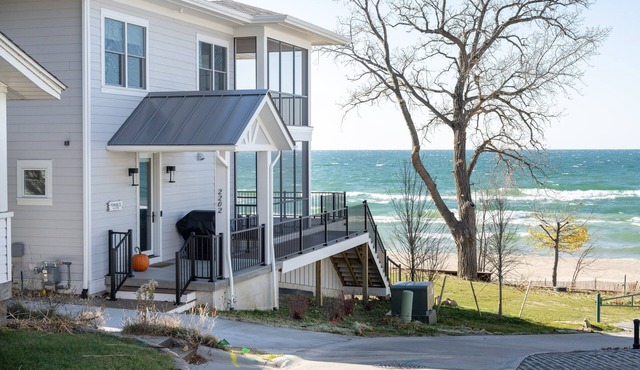 Modern Elegance on Lake Michigan