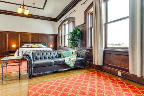 Modern Elegance: Timeless Crawfordsville Studio!