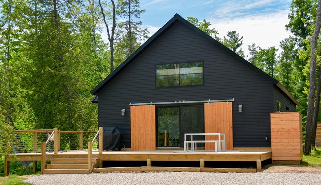 Modern home in Glen Arbor. Steam shower. Walk to lake. Air conditioning.