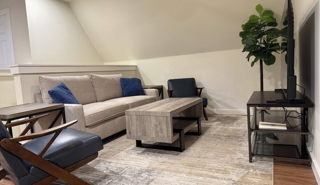 Modern home in Hillsdale walking distance to Hillsdale College
