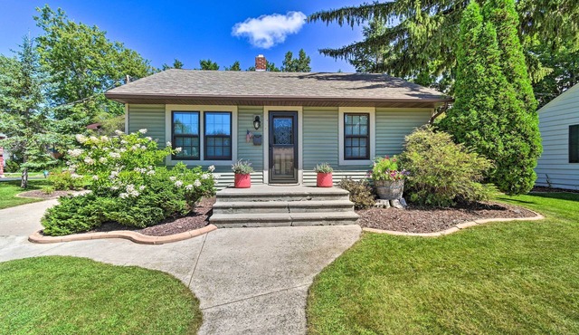 Modern Home w/Backyard, 1 Mi to Dtwn Sturgeon Bay