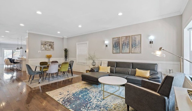 Modern Logan Square Luxury: 5 bedroom - sleeps 16!