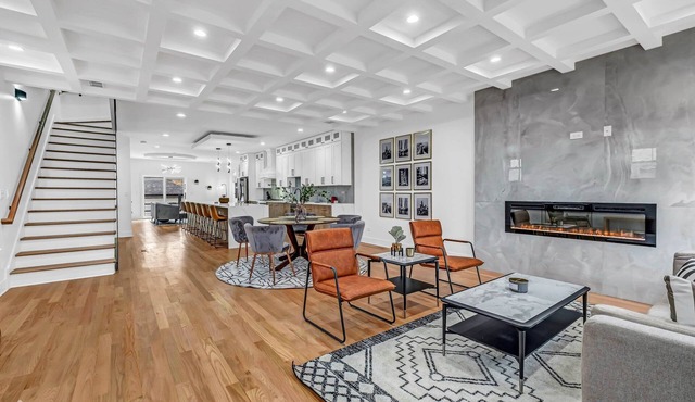 Modern, Luxe, House 20mins to Downtown, Private Rooftop, 2car Garage