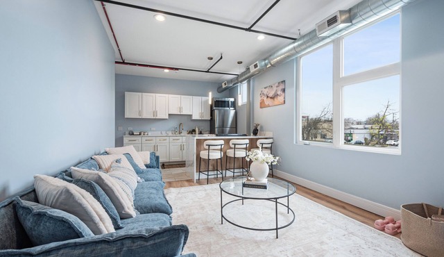 Modern Luxury 2BR Near Downtown Chicago - Sleeps 6 & Designer Stay
