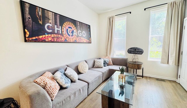 Modern& Spacious 2BR with Garage Parking in Chicago's Prime Neighborhood