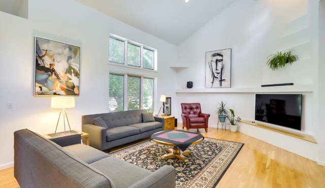 Modern & Spacious Home - 6 Mi to Dtwn South Bend